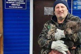 Инспектор с медвежонком. Фото охотнадзора