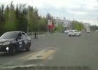 Ребенок едет на электросамокате по проезжей части. Скриншот видео МВД Медиа