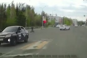 Ребенок едет на электросамокате по проезжей части. Скриншот видео МВД Медиа