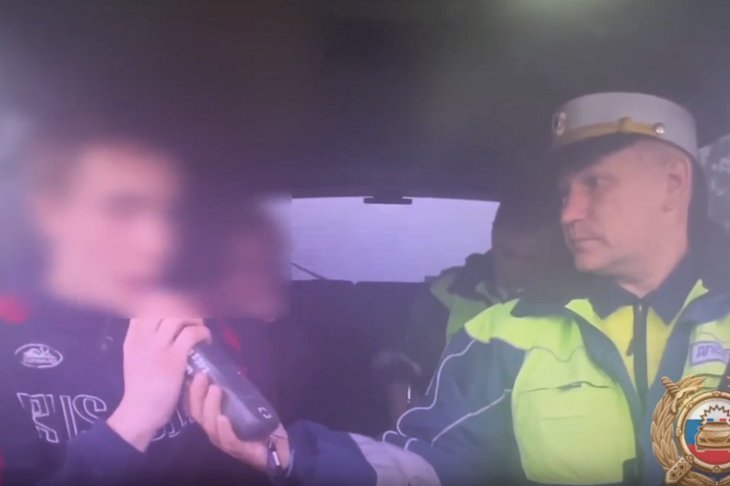 Задержание подростка. Скриншот видео пресс-службы Госавтоинспекции Иркутской области