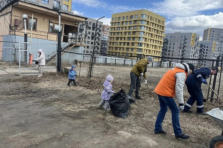Уборка территории. Фото пресс-службы администрации Иркутска
