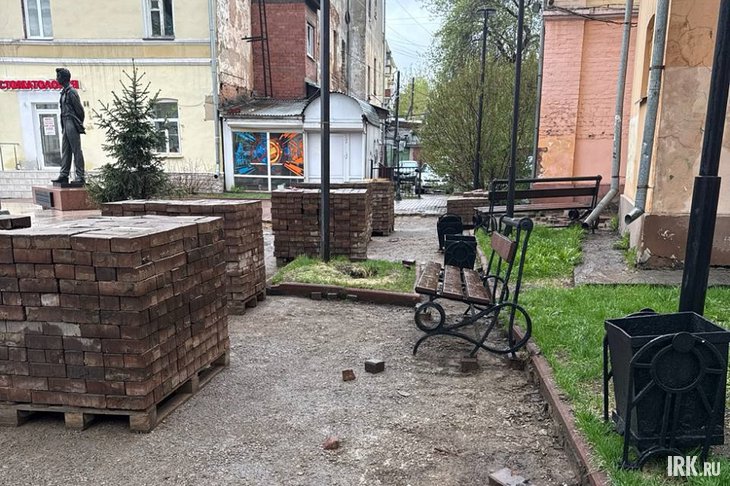 Работы в сквере имени Ю. А. Ножикова. Фото IRK.ru