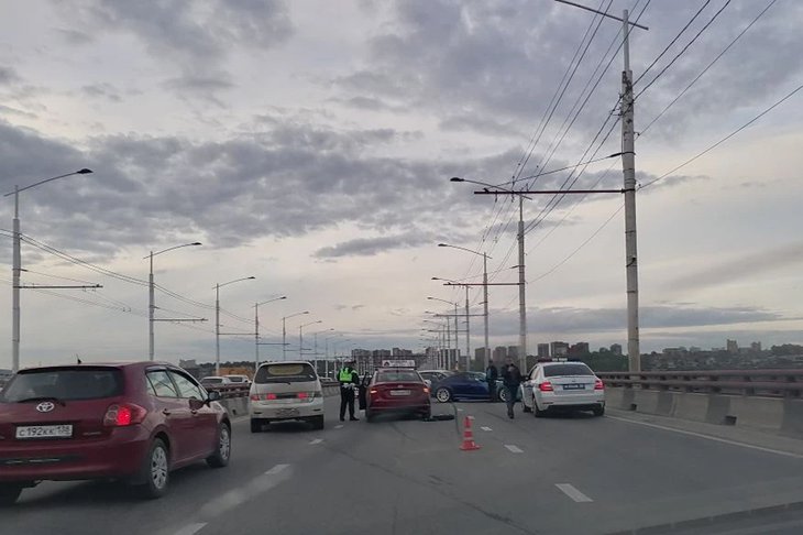 Авария на Академическом мосту. Фото Евгения Павлова