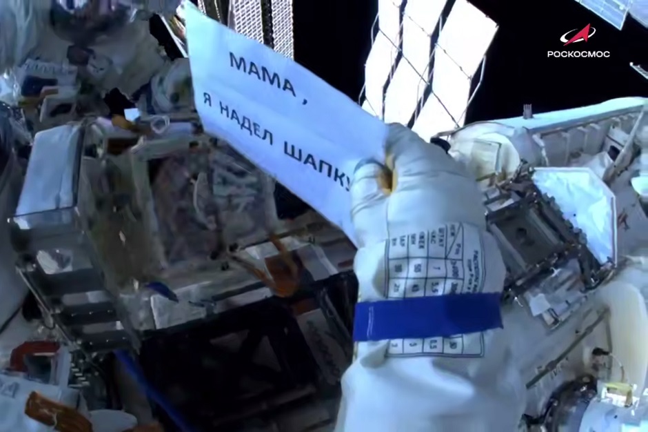 Космонавт показывает записку для мамы. Скриншот видео Роскосмоса