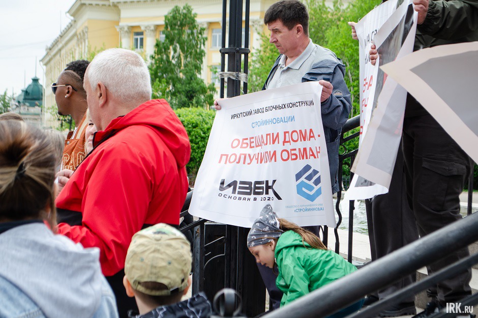 Среди собравшихся — пенсионеры, родители с детьми