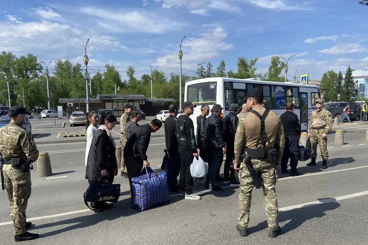 Выдворение мигрантов. Фото ГУФССП России по Иркутской области