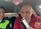 Сотрудник ДПС с нарушителем. Скриншот видео Госавтоинспекции Иркутской области