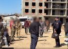Проверка мигрантов на стройке. Скриншот видео ГУ МВД России по Иркутской области