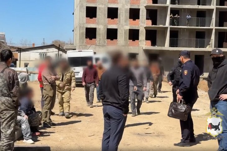 Проверка мигрантов на стройке. Скриншот видео ГУ МВД России по Иркутской области