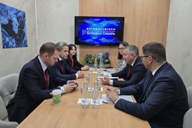 Подписание соглашения. Фото пресс-службы правительства Иркутской области