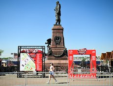 Декорации к празднику установили ещё 5 июня вечером.