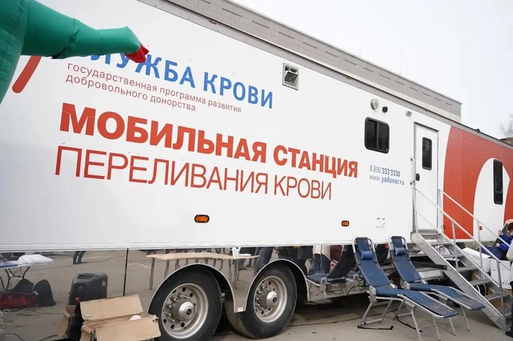 Мобильный пункт приема крови. Фото пресс-службы правительства Иркутской области