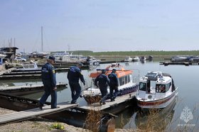 Проверка судоводителей. Фото ГУ МЧС России по Иркутской области
