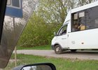 Маршрутка объезжает пробку по тротуару. Фото Госавтоинспекции Иркутска