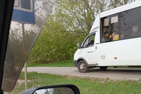 Маршрутка объезжает пробку по тротуару. Фото Госавтоинспекции Иркутска
