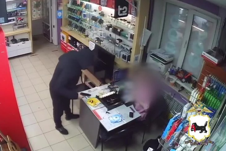 Разбойное нападение. Скриншот видео «МВД Медиа»