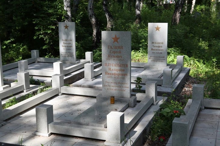 Воинские захоронения. Фото пресс-службы мэрии Иркутска