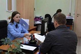 Пристав за работой. Фото ГУФССП России по Иркутской области