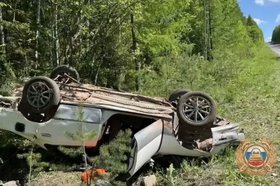 Авария с опрокидыванием автомобиля. Скриншот видео Госавтоинспекции Иркутской области