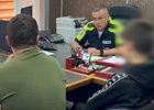 Беседа с подростком. Скриншот видео пресс-службы Госавтоинспекции Иркутской области