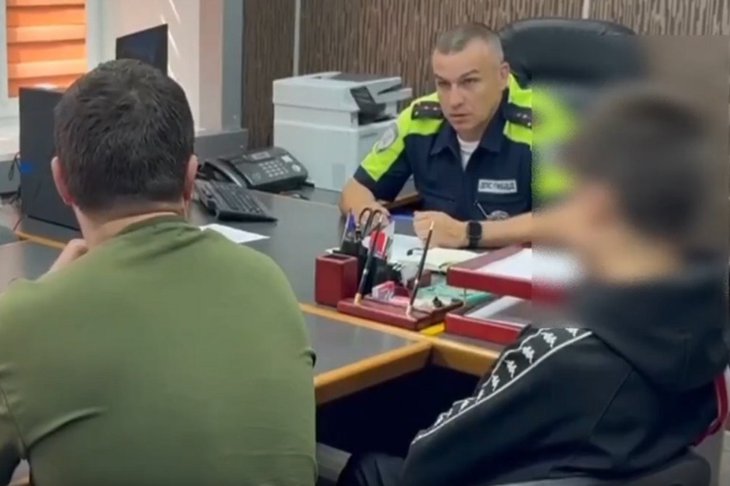 Беседа с подростком. Скриншот видео пресс-службы Госавтоинспекции Иркутской области