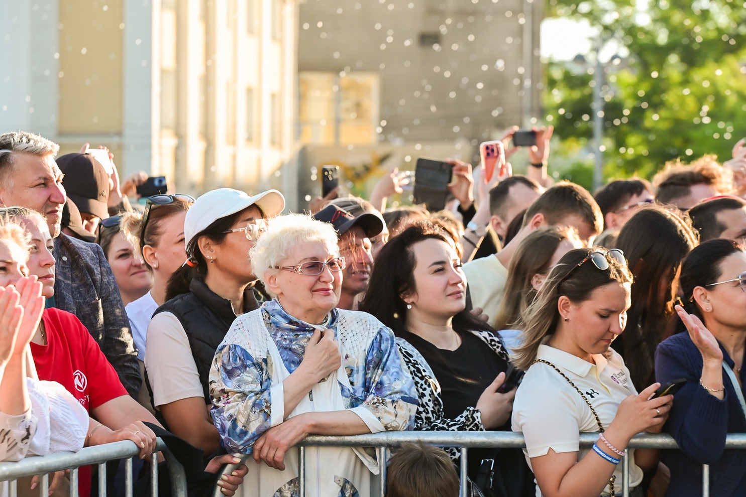 Пришедшие первыми иркутяне заняли места поближе к сцене, ожидая концерт групп «Братья Грим» и «Дискотека Авария».