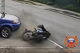 Авария с мотоциклом. Скриншот видео Госавтоинспекции Иркутска