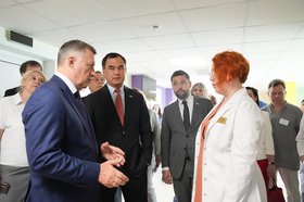 Губернатор, депутаты и зампред проверяют работу поликлиники. Фото пресс-службы правительства Иркутской области