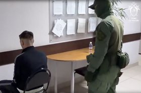 Задержанный участник экстремистского движения. Скриншот видео пресс-службы СУ СКР по Иркутской области