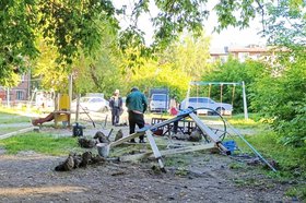 Демонтаж детской площадки. Фото IRK.ru