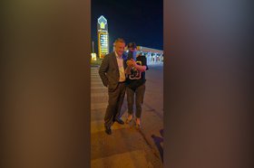 Губернатор общается с жителями. Фото взято из телеграм-канала «Шишкин лес live»