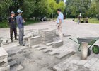 Депутат Артур Бектемиров проверил ход работ в парке Комсомольский. Фото пресс-службы думы Иркутска