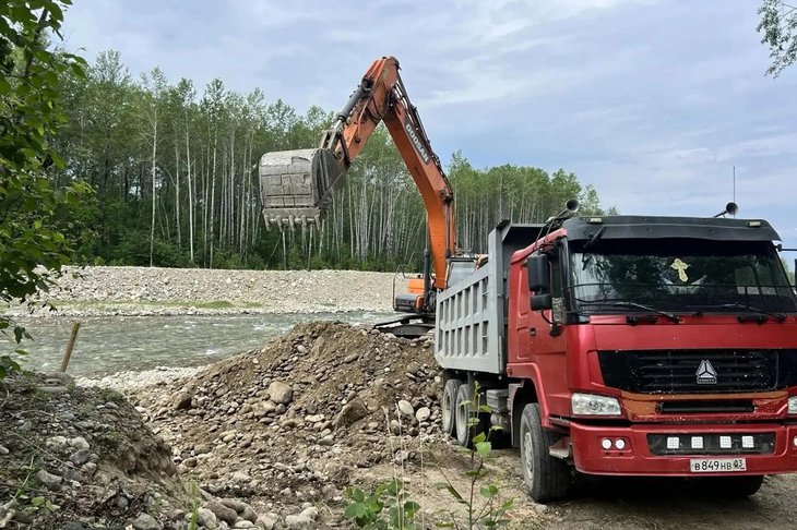 Расчистка русла реки Солзан. Фото пресс-службы правительства Иркутской области