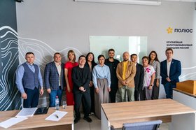 Выпускники и экспертная комиссия. Фото компании «Полюс»