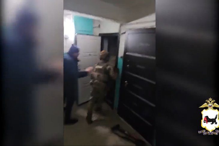 Момент задержания. Скриншот из видео пресс-службы ГУ МВД России по Иркутской области