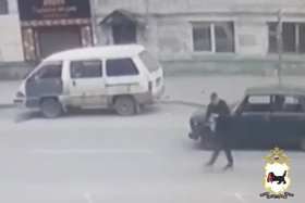 Подозреваемый в угоне машины. Скриншот видео ГУ МВД России по Иркутской области