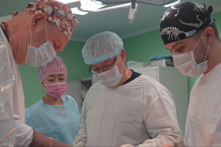 Операция. Скриншот из видео со страницы Юрия Козлова во «ВКонтакте»