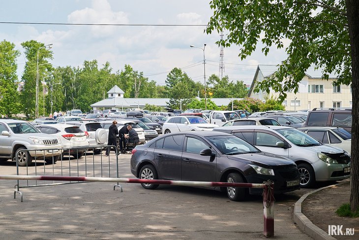 Припаркованные машины. Фото Маргариты Романовой, IRK.ru