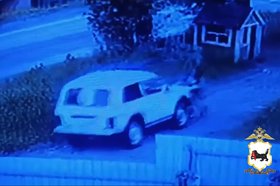 Момент угона. Скриншот из видео пресс-службы ГУ МВД России по Иркутской области