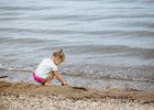 Ребенок играет у воды. Фото из архива IRK.ru