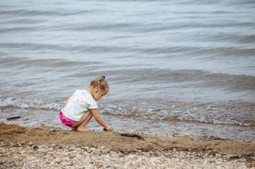 Ребенок играет у воды. Фото из архива IRK.ru