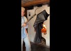SHAMAN сжигает штаны. Скриншот видео из соцсетей артиста