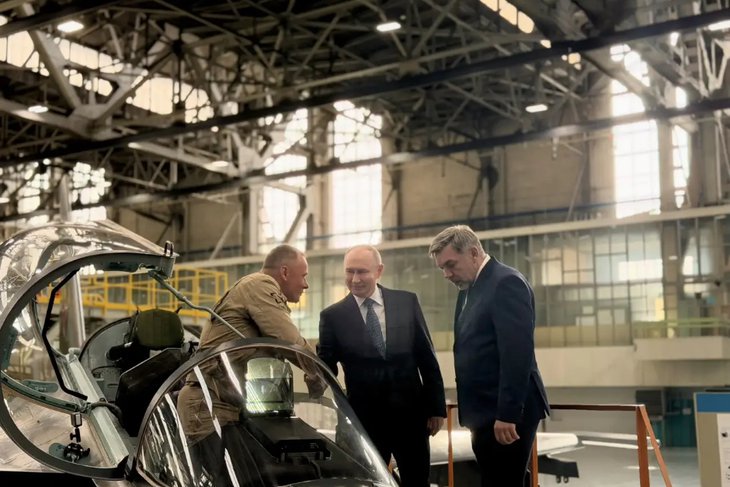 Владимир Путин на Иркутском авиазаводе. Фото пресс-службы ПАО «ОАК»