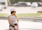 Девушка на бортике фонтана. Фото Никиты Пяткова из архива IRK.ru