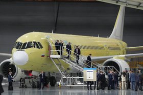 Президент на авиазаводе осматривает МС-21. Фото пресс-службы правительства Иркутской области