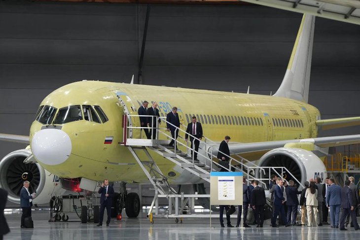 Президент на авиазаводе осматривает МС-21. Фото пресс-службы правительства Иркутской области