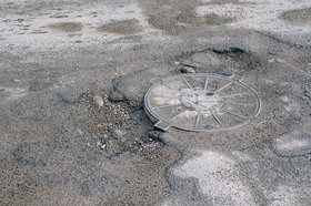 Яма на дороге. Фото Ильи Татарникова, IRK.ru