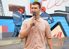 Депутат Александр Панько на фоне мурала про Иркутскую ГЭС. Фото пресс-службы думы Иркутска