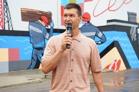 Депутат Александр Панько на фоне мурала про Иркутскую ГЭС. Фото пресс-службы думы Иркутска