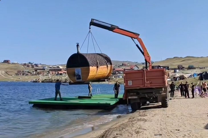Демонтаж бани. Скриншот видео Байкальской межрегиональной природоохранной прокуратуры